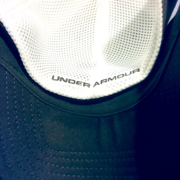 Under Armour Other - Mens black and white fitted Under Armour hat